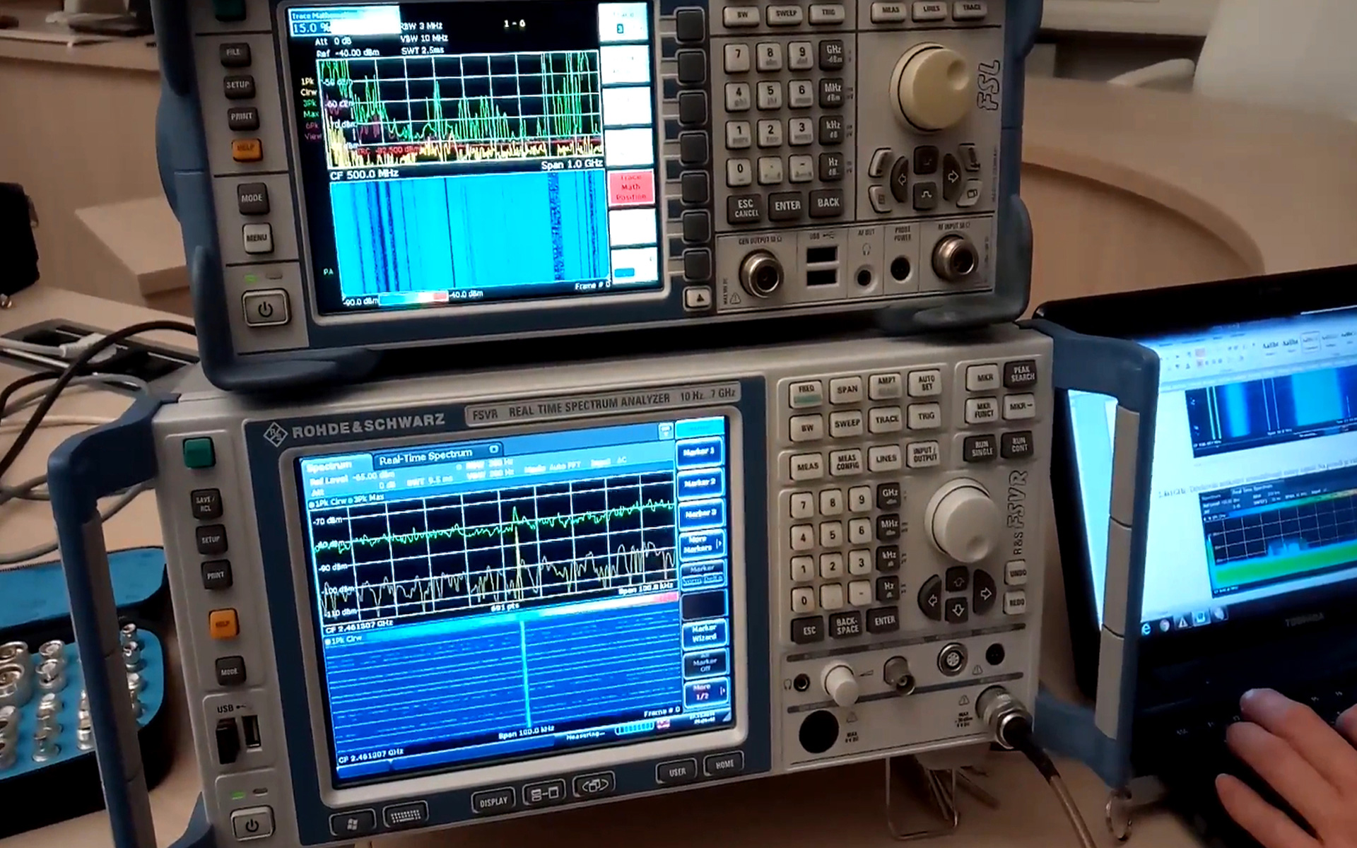 Spektrální analyzátory Rohde & Schwarz při měření radiového spektra